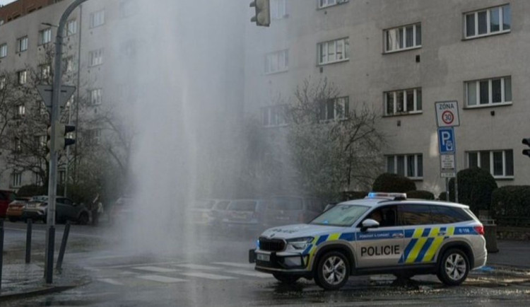 Na Ortenově náměstí ze silnice tryskala voda, praskl horkovod. Policie musela uzavřít dopravu