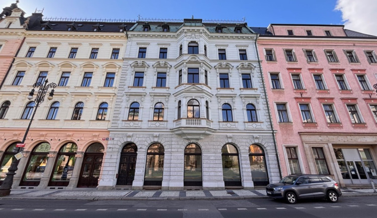 Do bývalé pobočky Kooperativy v Liberci vedle kavárny Pošta by se měli úředníci stěhovat v září