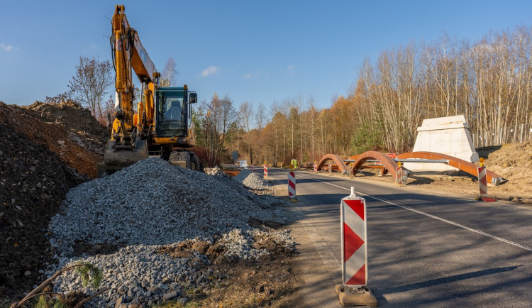 Stavba cyklostezky omezila dopravu u Nového Boru. Řidiči projedou kyvadlově
