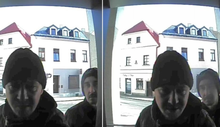 Ukradené karty někdo použil k platbám i k výběru peněz. Policie hledá muže z fotek