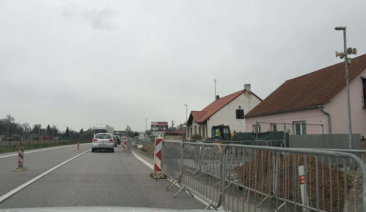 Výstavba křižovatky u letiště omezí dopravu v Plané, provoz bude řízen kyvadlově