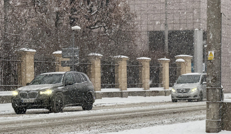 Aprílové počasí jako z učebnice. Na jih Čech se má vrátit sníh