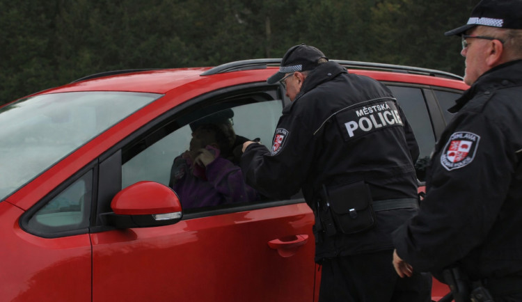 Já prostě řídím rád, řekl strážníkům v Jihlavě muž se třemi zákazy řízení