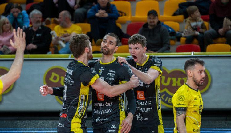 Koncovky prvních dvou setů rozhodly o postupovém mečbolu Karlovarska