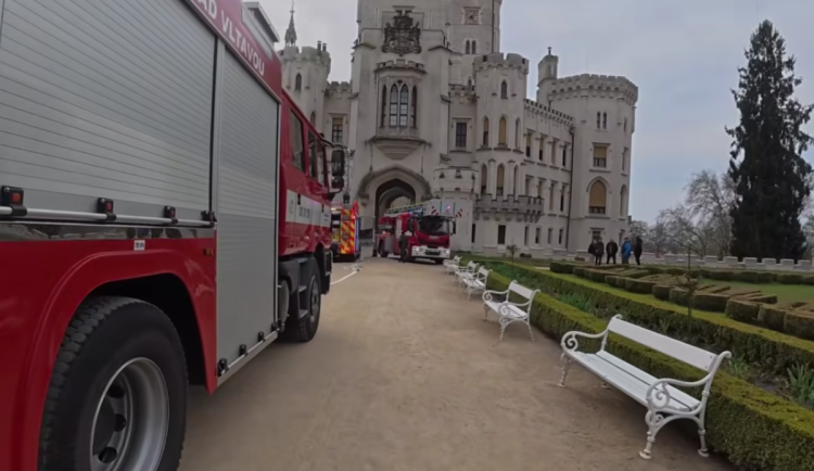Hasiči trénovali na Hluboké, projeli park a prověřili přístup do celého zámku