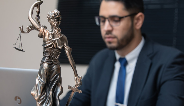 Řešíte jako podnikatel právní problémy? Pomoci může pojištění