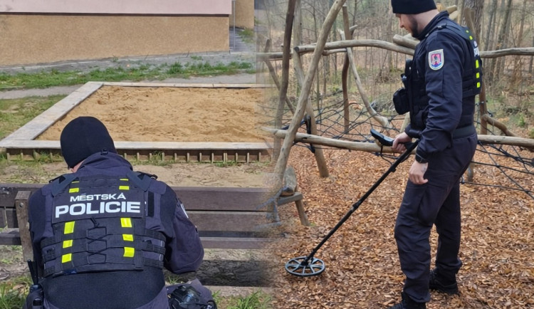 Strážníci v Šumperku propátrávají dětská hřiště s detektorem, místní kontroly chválí