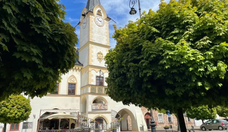 Opravy přízemí Staré radnice v Ostrově končí. O milion se prodražily kvůli statice