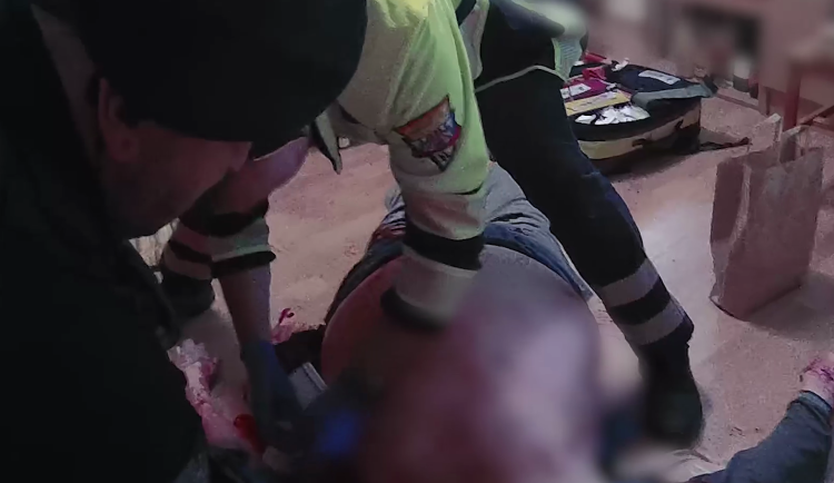 Muž propadl sklem a silně krvácel. Dveře do jeho bytu musela policie vykopnout