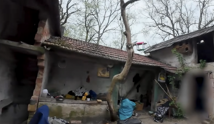 VIDEO: Na opuštěné chatě v Brně se nepohodli bezdomovci. Jeden málem zemřel