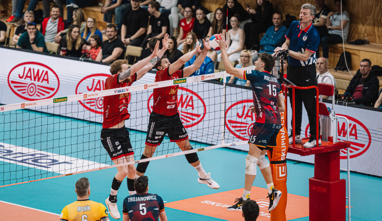 Do finále postupují Lvi. Jihostroj si zahraje o bronz s Libercem