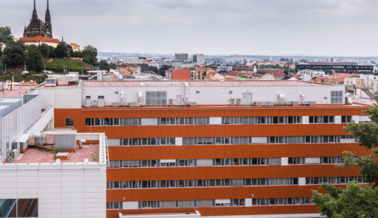 Brněnští lékaři přišili muži ruku. Zachytil ji dopravní pás