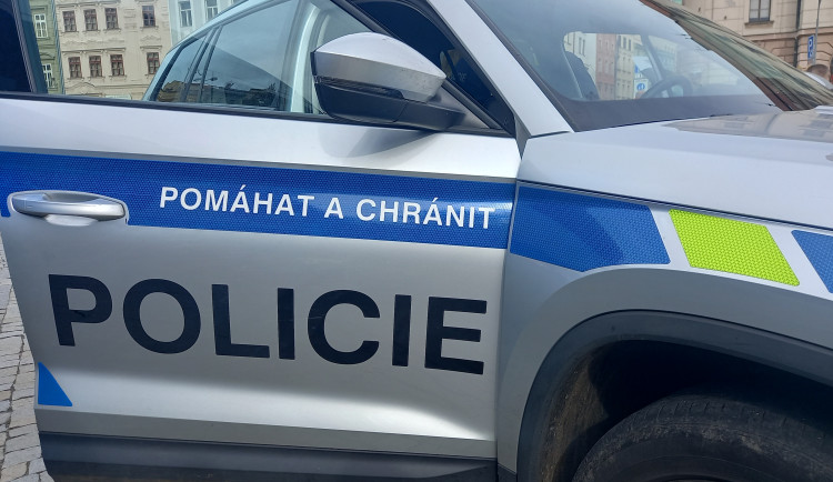 Policie odmítla zprávy na sítích o loupežích maskovanými cizinci v centru Karlových Varů