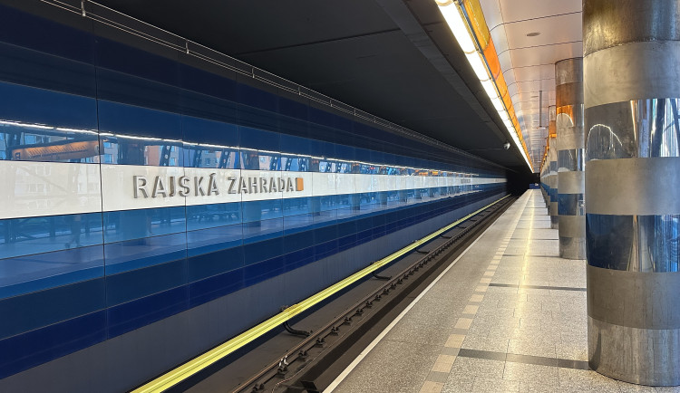 Na střelnici na Černém Mostě začalo hořet, kouř zastavil provoz metra