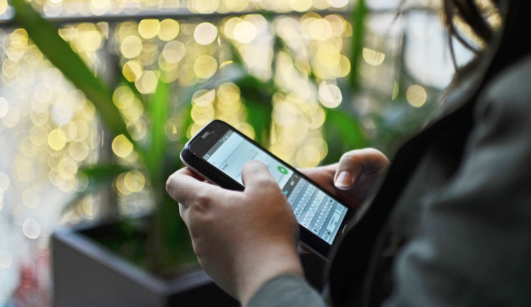 Muže z Novojičínska zlákala reklama se známou moderátorkou. Podvodníkům poslal 800 tisíc