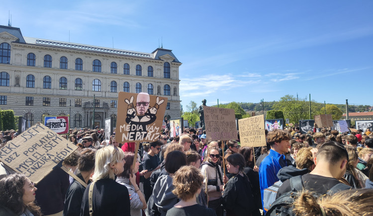 Na náměstí Jana Palacha se setkaly desítky studentů.