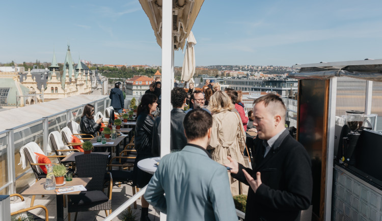 Divadlo Hybernia zkouší tlumočení pomocí aplikace a otevřelo střešní bar