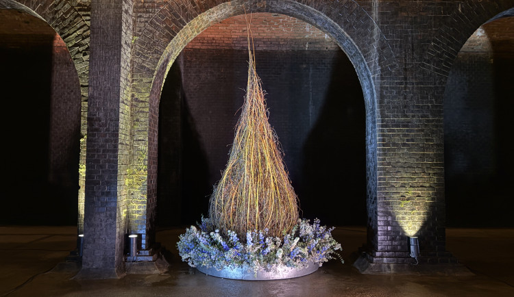 FOTO: Květiny zaplnily brněnské podzemní chrámy, instalace inspirovala voda