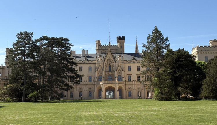 FOTO: Rozkvetlé zahrady i prosluněná kolonáda. Lidé si užívají jaro v Lednici