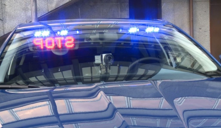 Policie už zná totožnost řidiče, který jel v protisměru po dálnici D5