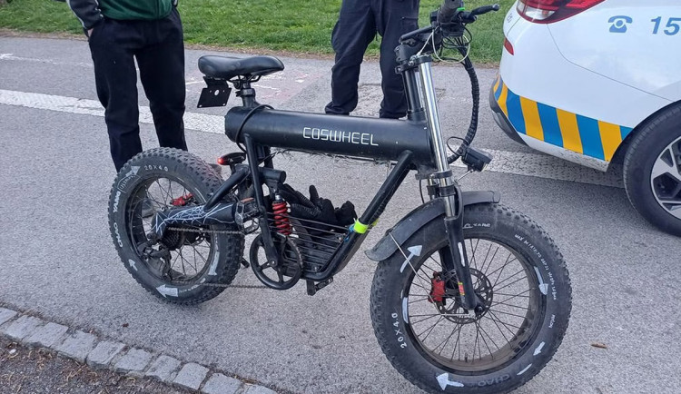 Nestandardní jízda na kole. Strážníci v Olomouci chytili tři podnapilé cyklisty za noc