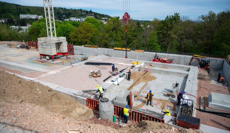 V kampusu Masarykovy univerzity roste sportovní areál s oválem a halou