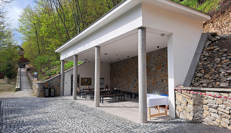 Zbrašovské jeskyně slaví 100 let. Výletníky vítá i nový přístřešek za 7 milionů