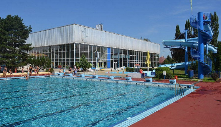 Modernizace koupaliště v Novém Jičíně spěje ke konci, otevřít by se mělo v červnu