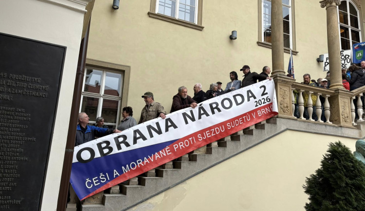 Napětí kvůli sjezdu sudetských Němců v Brně trvá. Opozice na kraji neuspěla