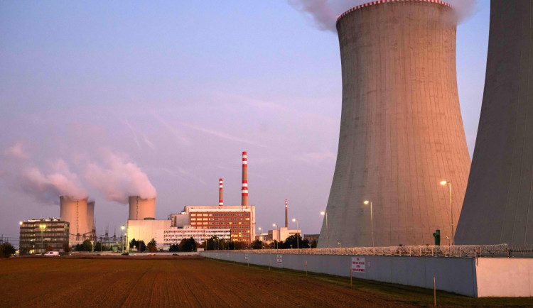 V Dukovanech začali energetici vyvážet palivo z reaktoru odstaveného bloku