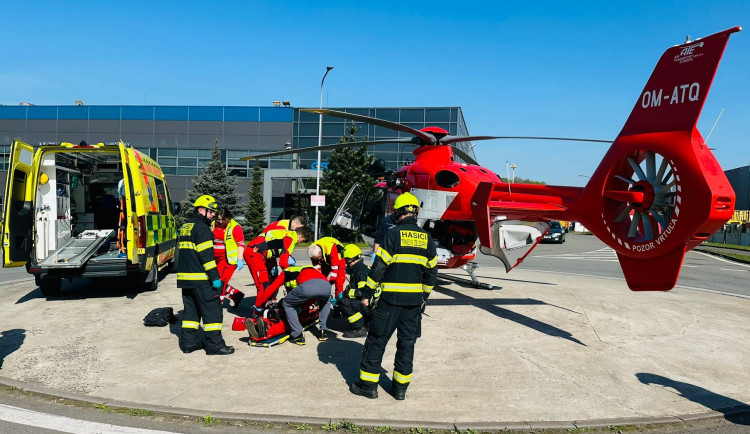 Muže na Frýdecko-Místecku přimáčkl ve výrobě těžký stroj, letěl pro něj vrtulník