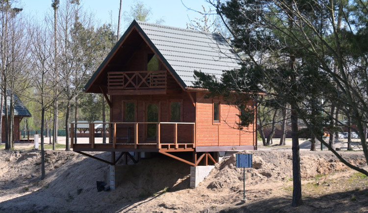 O nové chatky na vodě v hradeckém kempu Stříbrný rybník je mela