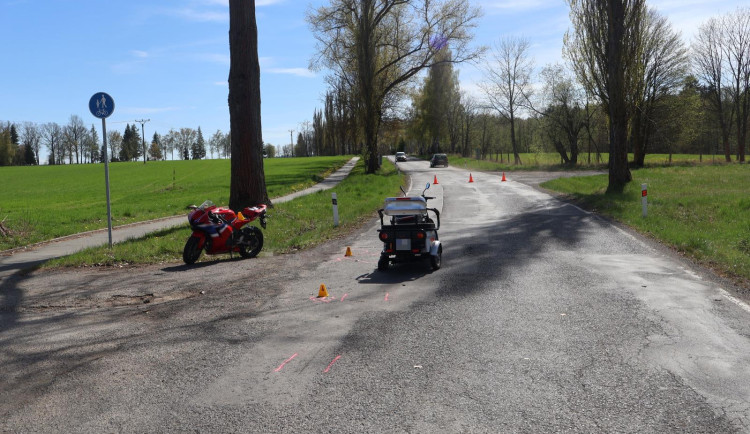 Muž na tříkolce byl těžce zraněn při nehodě s motorkou u Kosmové u Toužimi