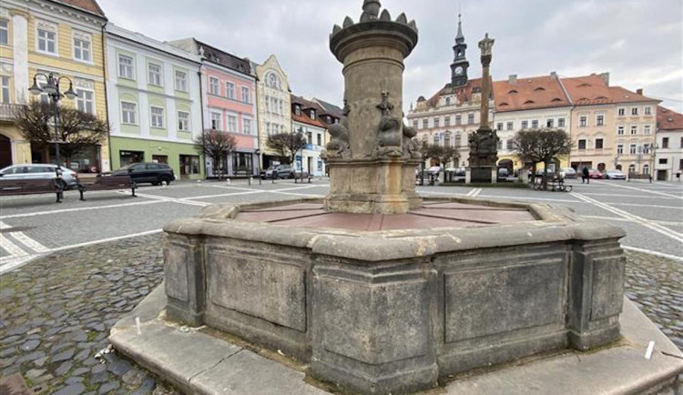 Kašna na náměstí v České Lípě zůstane bez vody i letos. Čeká na opravu