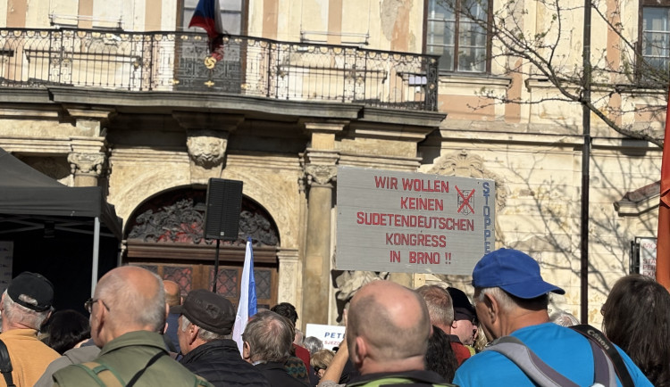 Poslanci se přeli o sjezd sudetských Němců v Brně, jednání nakonec skončilo