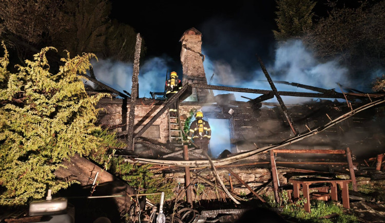 Na šumavském Srní shořela chata za deset milionů. Lidé mluví o úderu blesku