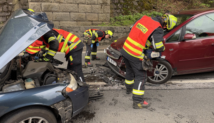 Srážka aut uzavřela silnici mezi Tanvaldem a Velkými Hamry. Dva zranění