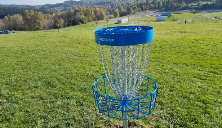 Discgolfové hřiště ve veseckém areálu se rozšířilo. Nově má dvanáct jamek