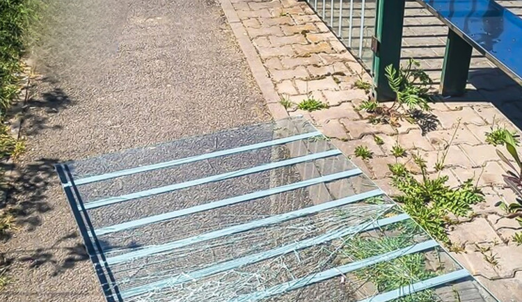 Cestou do práce usnul na zastávce MHD. Po probuzení proletěl skleněnou výplní