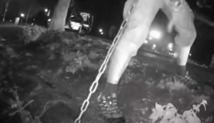 Noční drama u řeky. Opilec spadl ze srázu, policisté ho z vody tahali na lanech