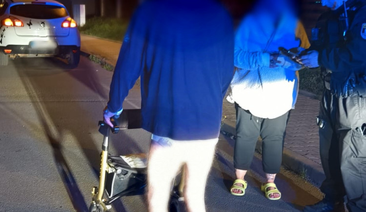 V České Lípě hledali nad ránem ztraceného seniora. Do ulic vyrazil bez pyžama a v bačkorách