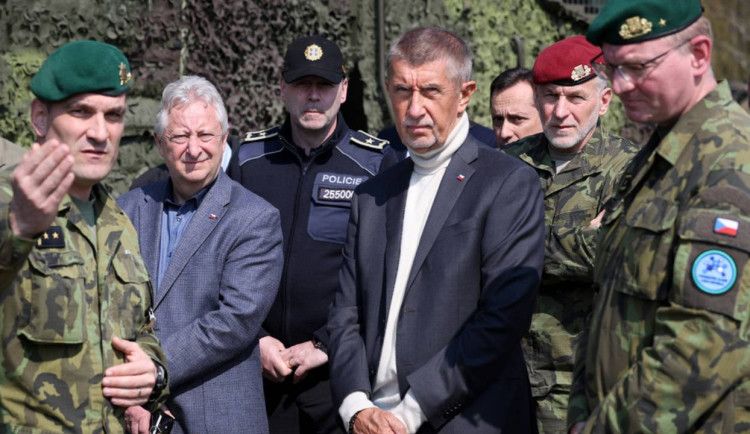 Obranné výdaje pod drobnohledem: Česko balancuje na hraně aliančních závazků