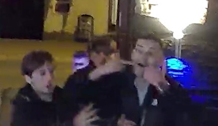 Noční konflikt v Barvířské. Policie hledá muže z kamerového záznamu