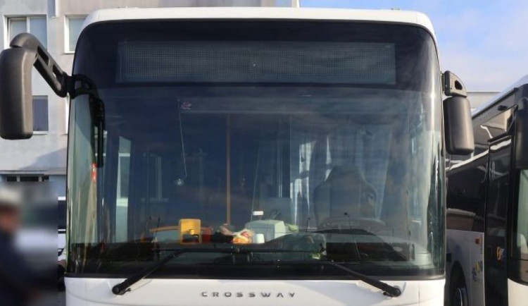 Šarvátka mezi řidiči autobusu a kamionu na Šumpersku. Rvali se přes stažené okénko