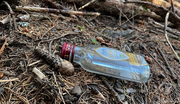 V Krkonoších se válely trubky i náprava od auta, dobrovolníci odnesli tuny odpadu