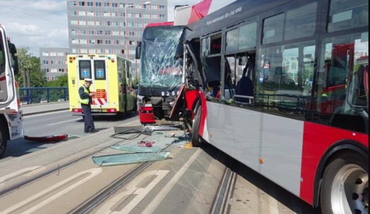 V Praze se srazila tramvaj s autobusem. Patnáct lidí je zraněných