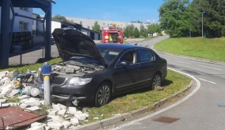 FOTO: Řidič v Humpolci narazil do přípojky. V okolí došlo k úniku plynu