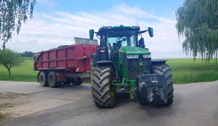 Traktor nedal přednost autu na hlavní a došlo k nehodě. Řidič skončil v nemocnici