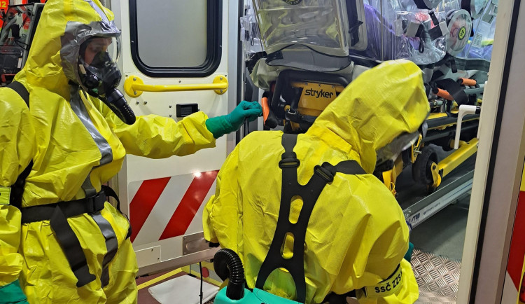 Američan vystavený ebole je v Praze, do nemocnice ho vezou speciální sanitkou