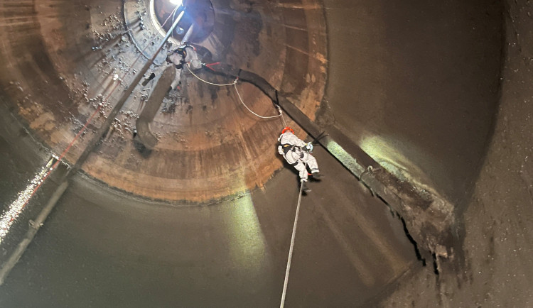 Půl milionu litrů kalu a práce 20 metrů pod zemí. Hasiči kontrolovali vyhnívací nádrže